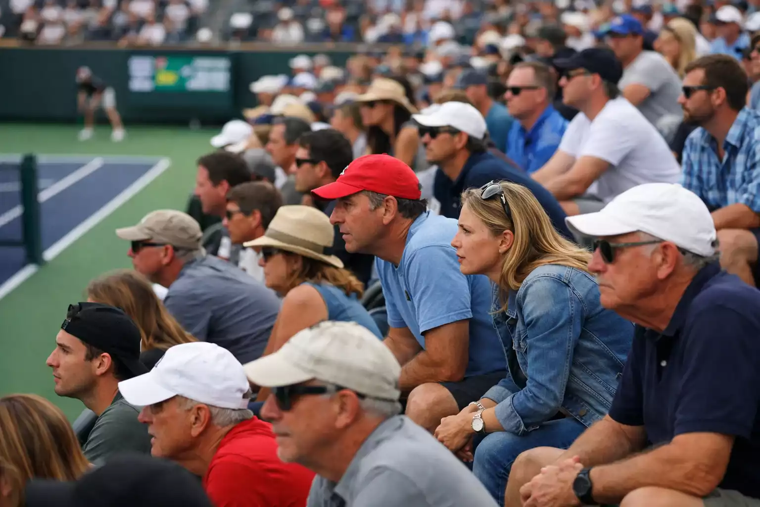 Espectadores atentos siguiendo un partido de tenis