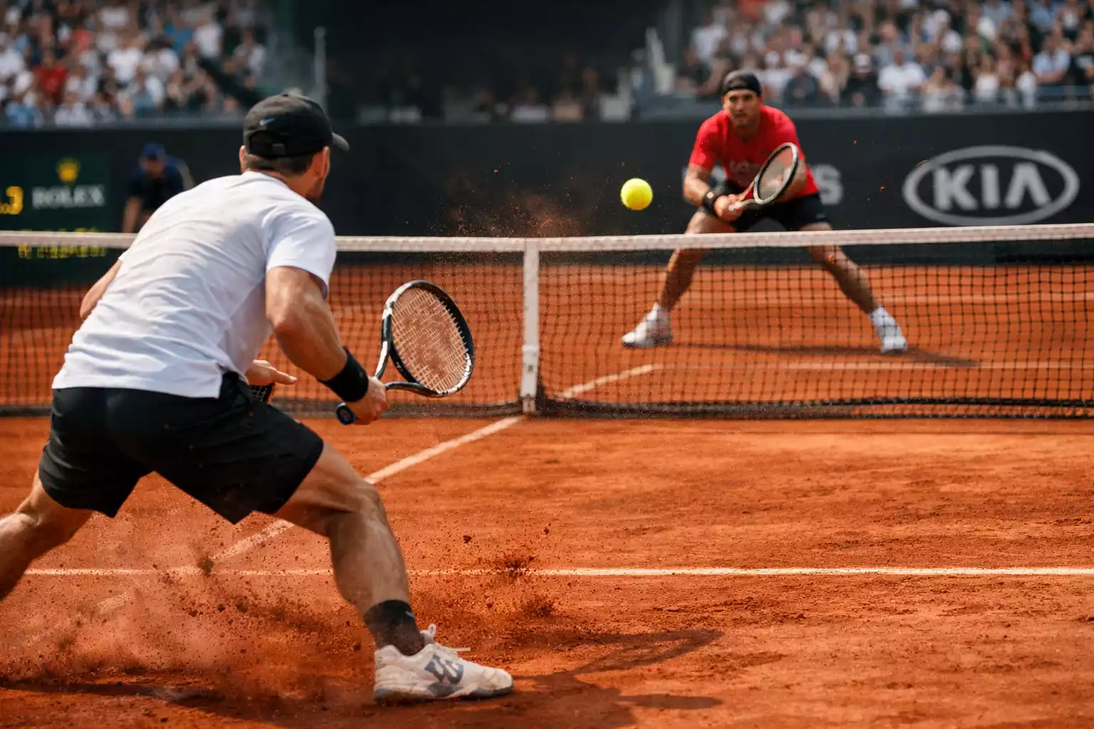 Jugadores de tenis durante un intenso rally