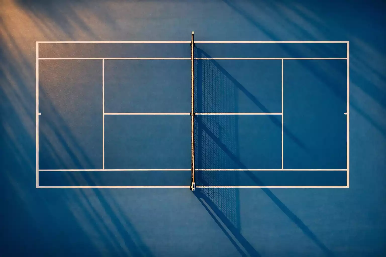 Pista de tenis profesional vista desde arriba