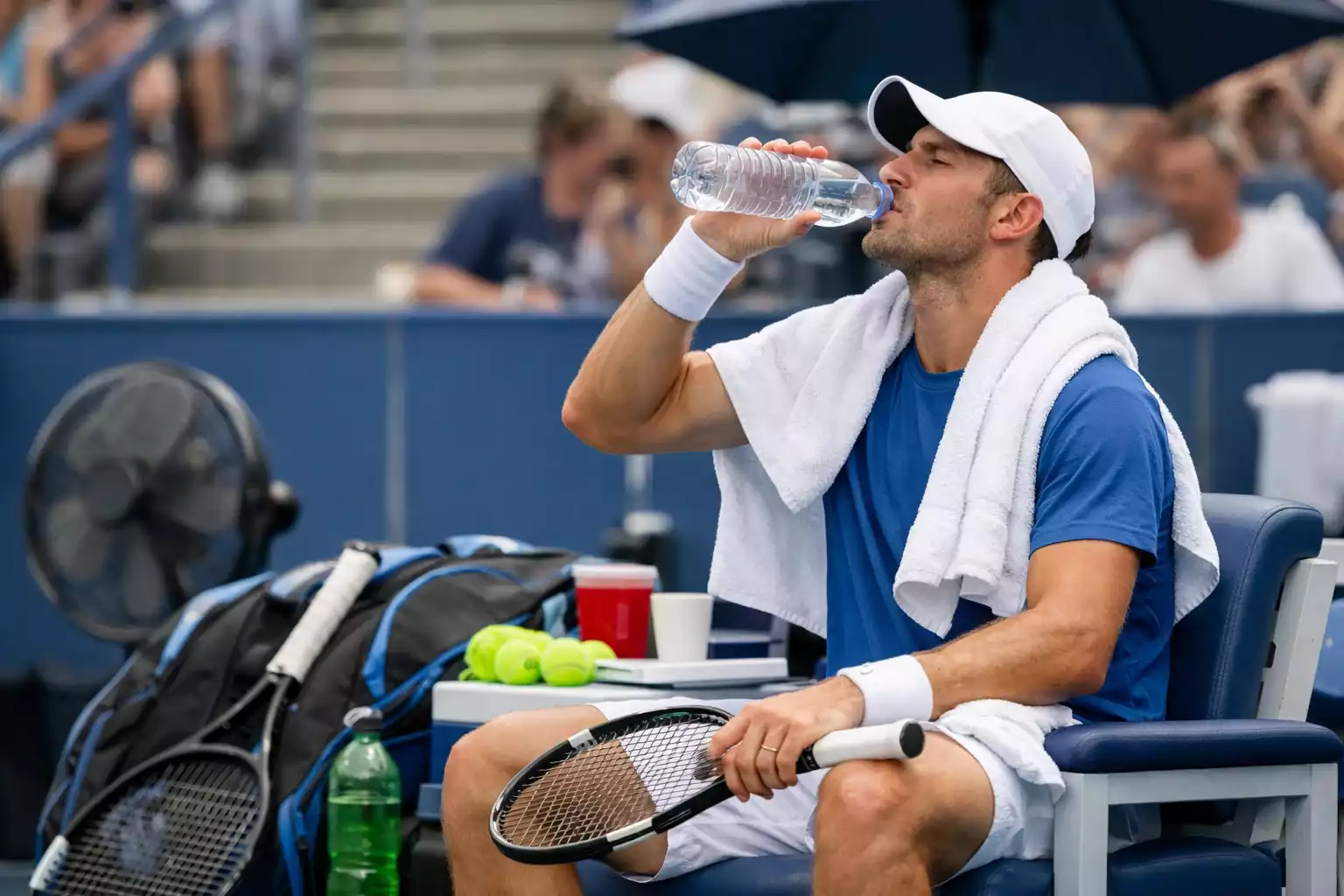Tenista cambiando de lado durante descanso