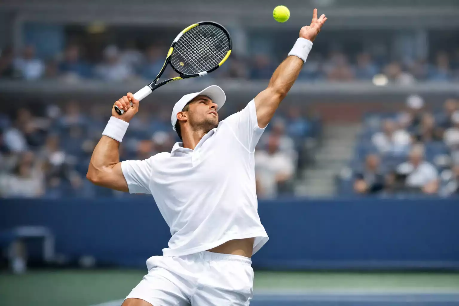 Tenista profesional ejecutando un saque potente