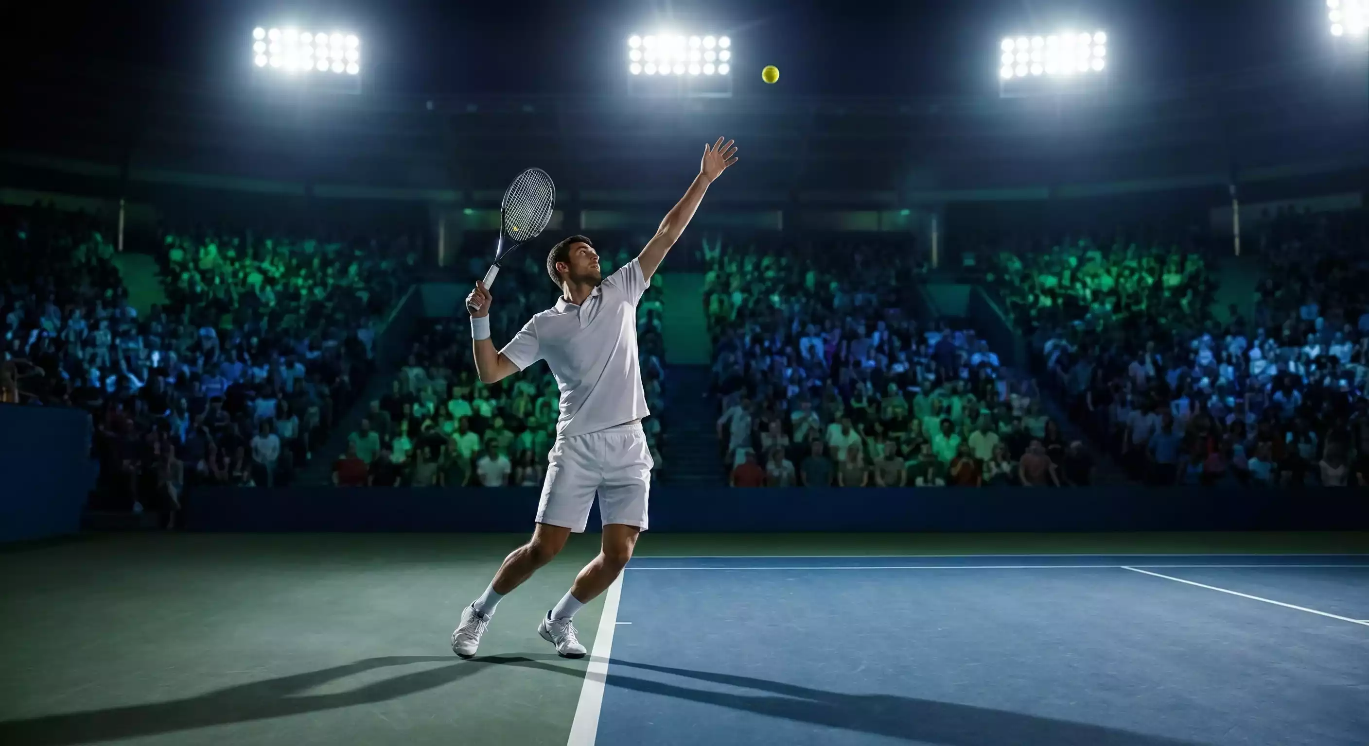 Espectadores en estadio de tenis siguiendo partido nocturno con iluminación artificial